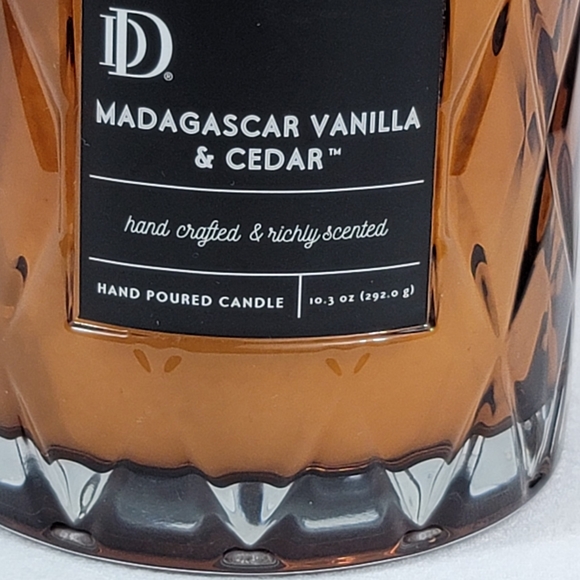 Darsee & David's Madagascar Vanilla & Cedar 1-Wick Glass Jar Candle - Picture 3 of 10